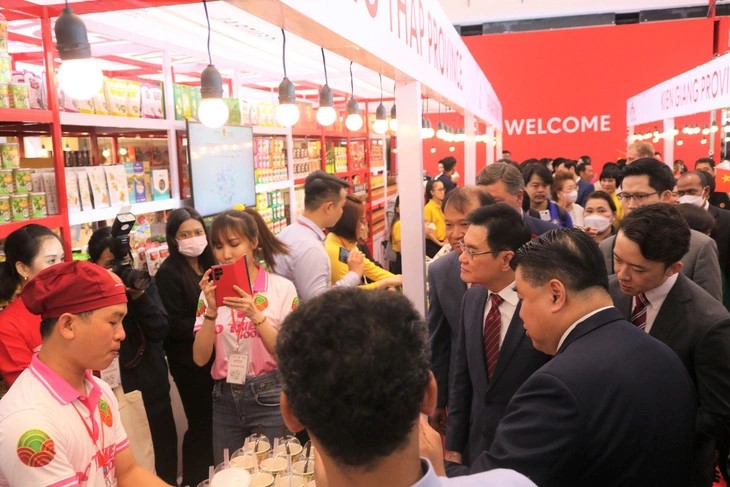 Deputy Prime Minister and Minister of Commerce of Thailand Jurin Laksanawisit (wearing glasses) is seen visiting one of the booths of Vietnamese enterprises at the ‘Vietnamese Week in Thailand 2023’ in Bangkok, Thailand. Photo: T.T. / Tuoi Tre