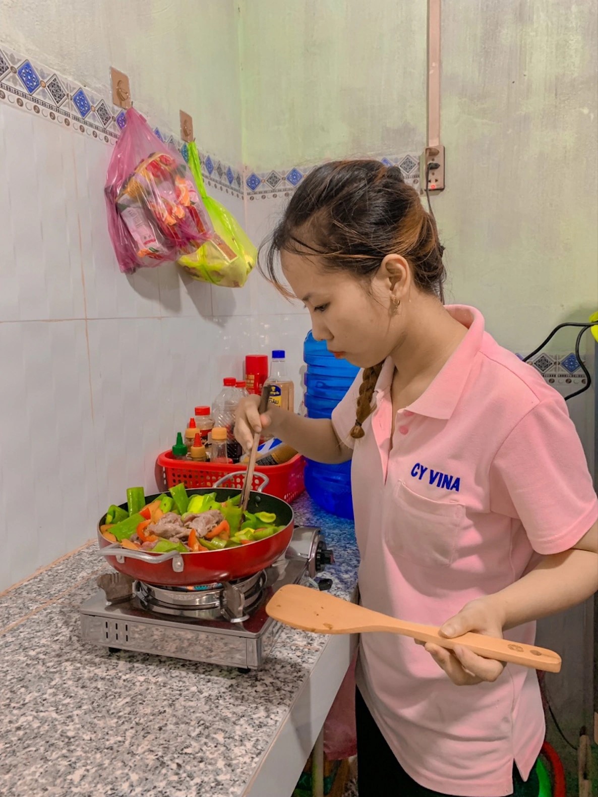 Thu Trang prepares dinner while making the video she will post on TikTok. Photo provided
