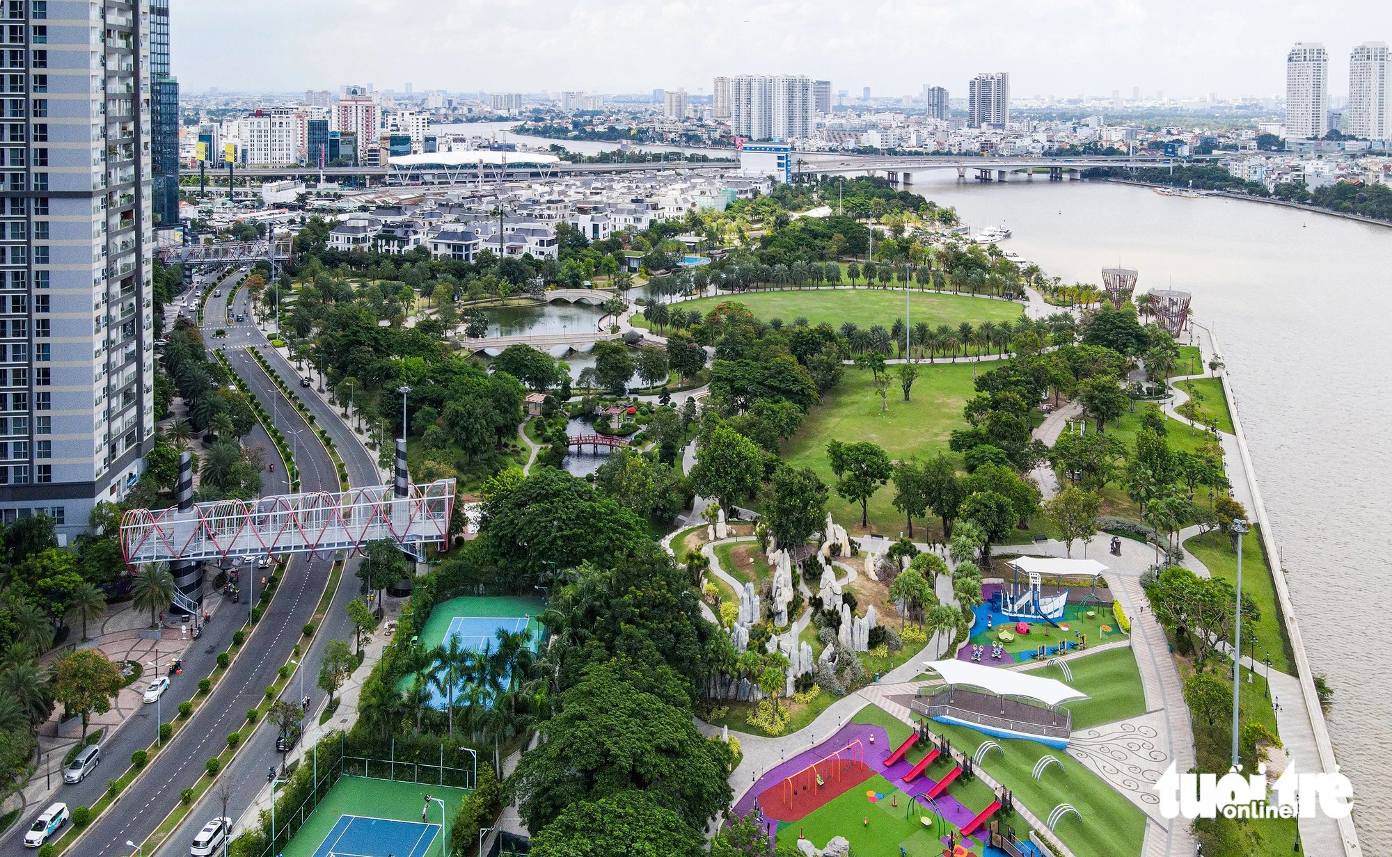 The 1km-long riverside section at the Vinhomes residential area features adequate infrastructure facilities and the large Vinhome Central Park. Given its vast and green space, the park is considered one of the most stunning parks in the city. Photo: Tuoi Tre