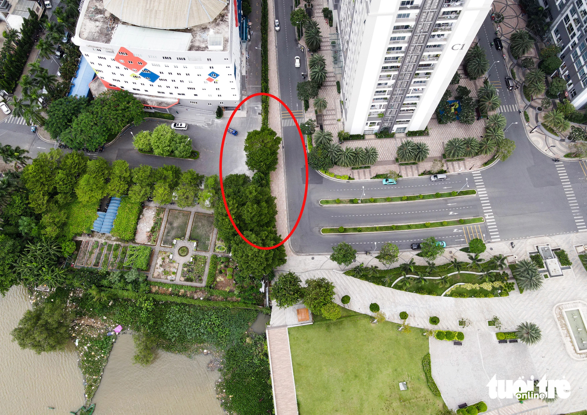 Two projected riverside sections are separated by a wall. Photo: Tuoi Tre