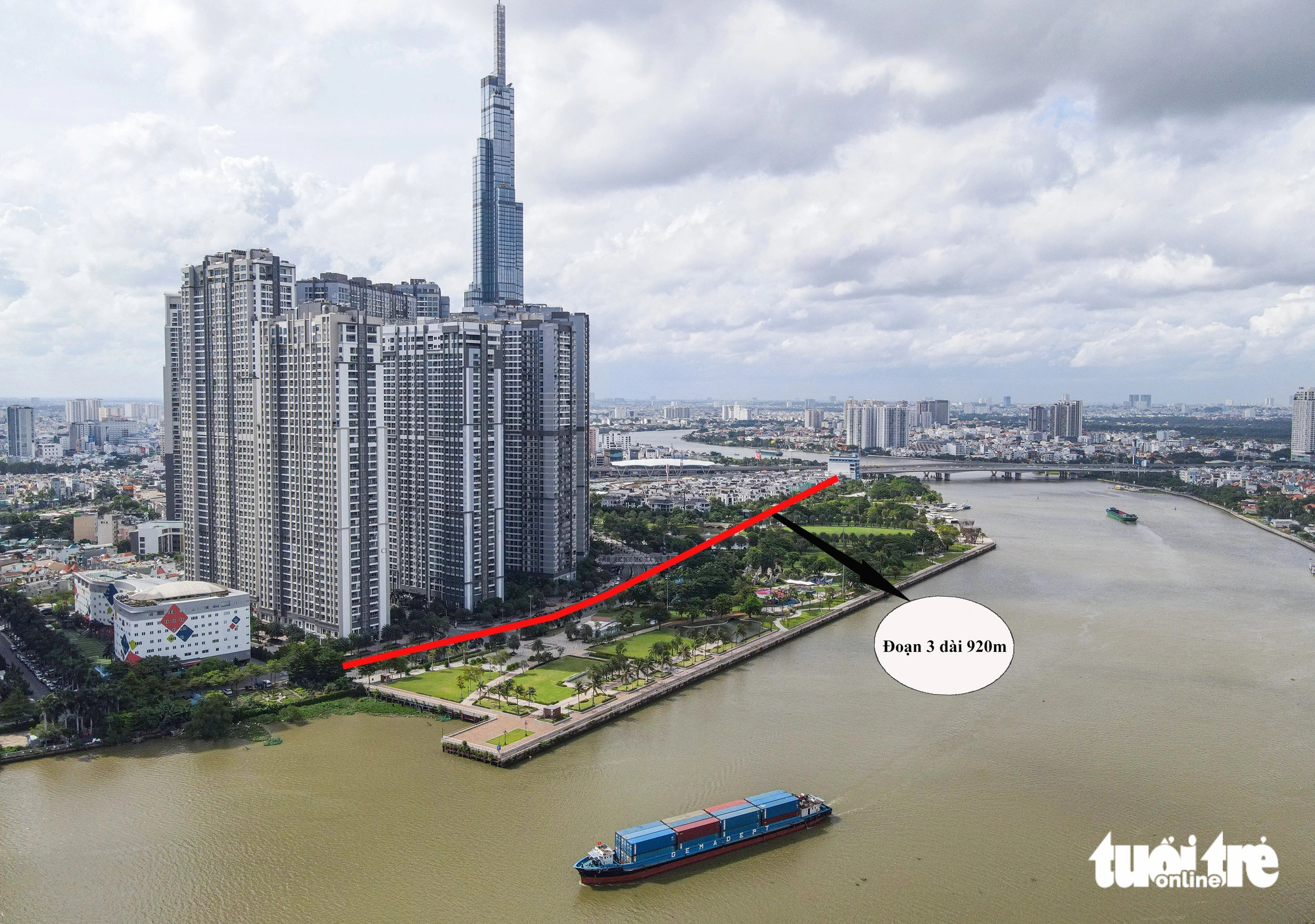 According to the city’s road designing plan, the end of the projected riverside route would be some 920 meters long and roughly 35 meters wide. Photo: Tuoi Tre