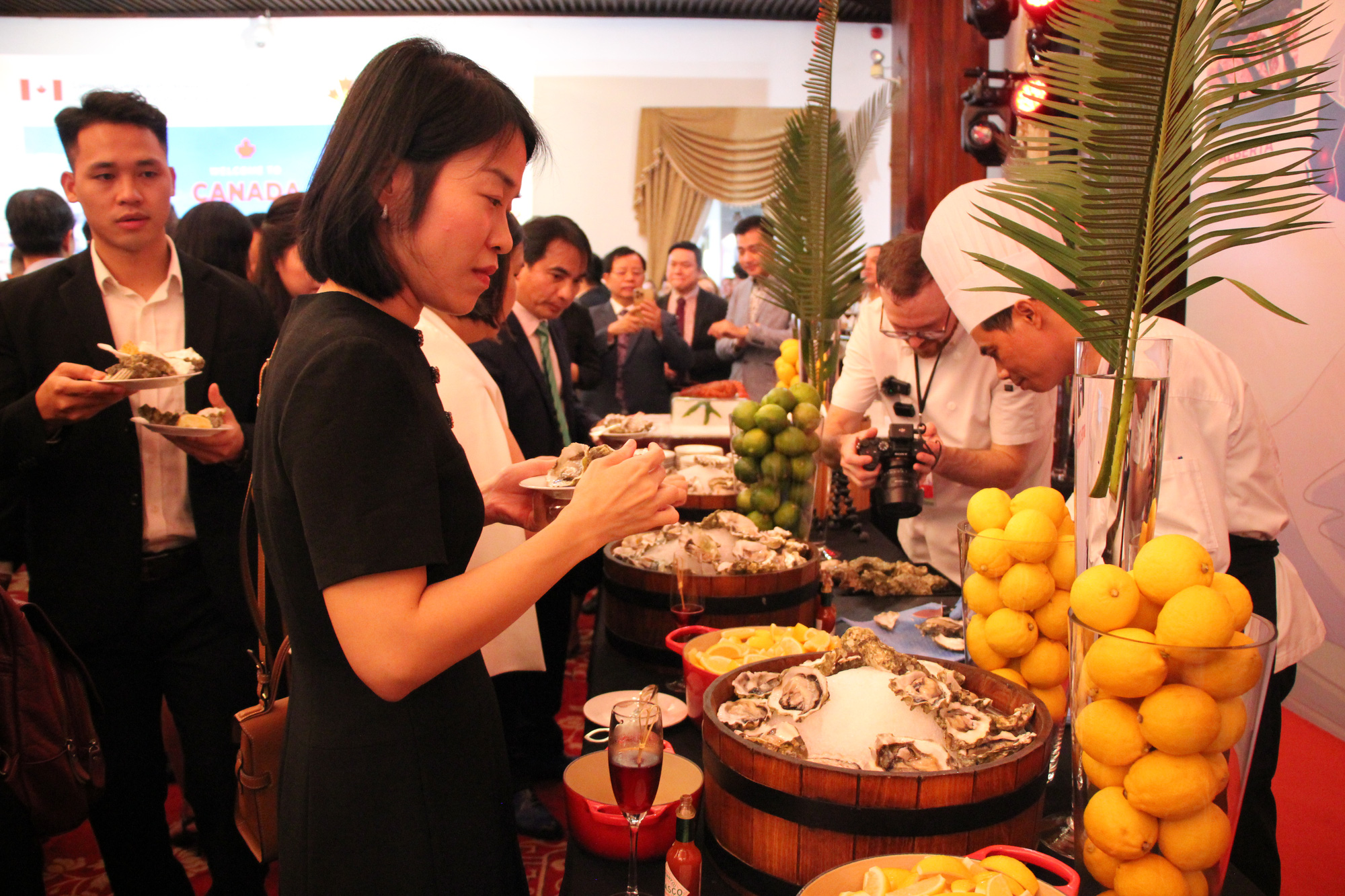 Guests enjoys Canadian delicacies at the reception to celebrate the 50th anniversary of the establishment of diplomatic relations between Vietnam and Canada in Ho Chi Minh City on August 21, 2023. Photo: Dong Nguyen / Tuoi Tre News