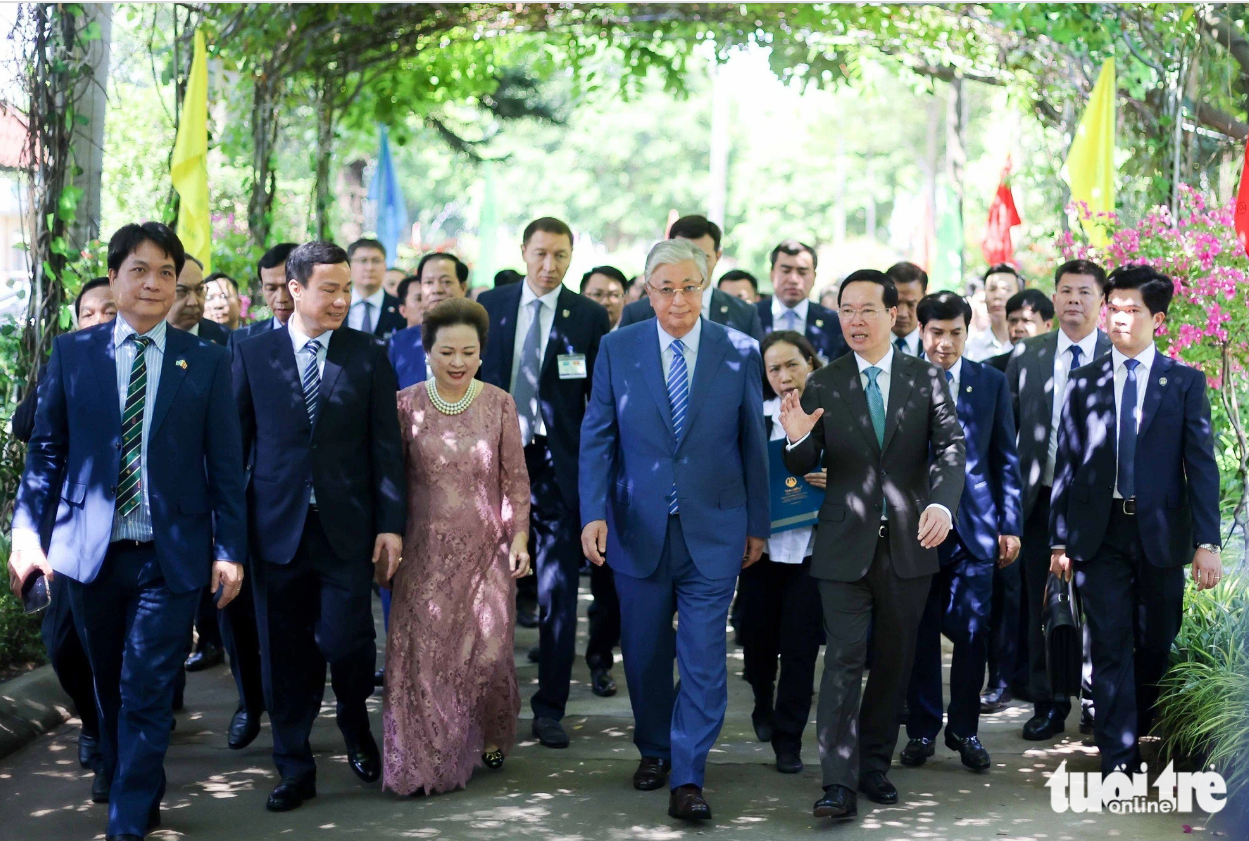 The two presidents of Vietnam and Kazakhstan, and other top officials walk around Chu Dau Pottery Village. Photo: Nguyen Khanh / Tuoi Tre