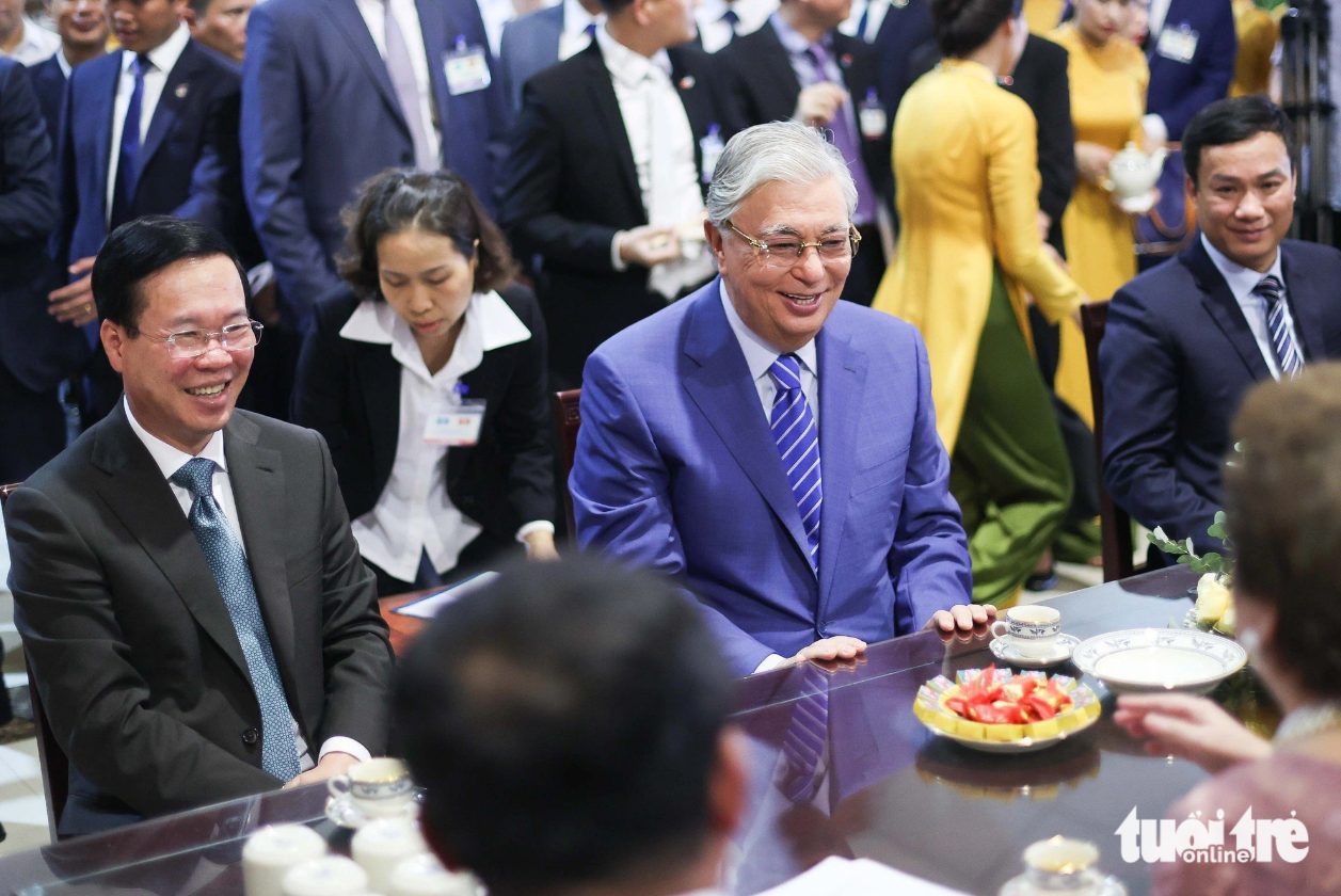 Kazakh President Tokayev expressed his pleasure to visit Chu Dau Pottery Village. The photo shows the two presidents and other officials drinking a cup of tea. The cups were made from clay in the village. Photo: Nguyen Khanh / Tuoi Tre