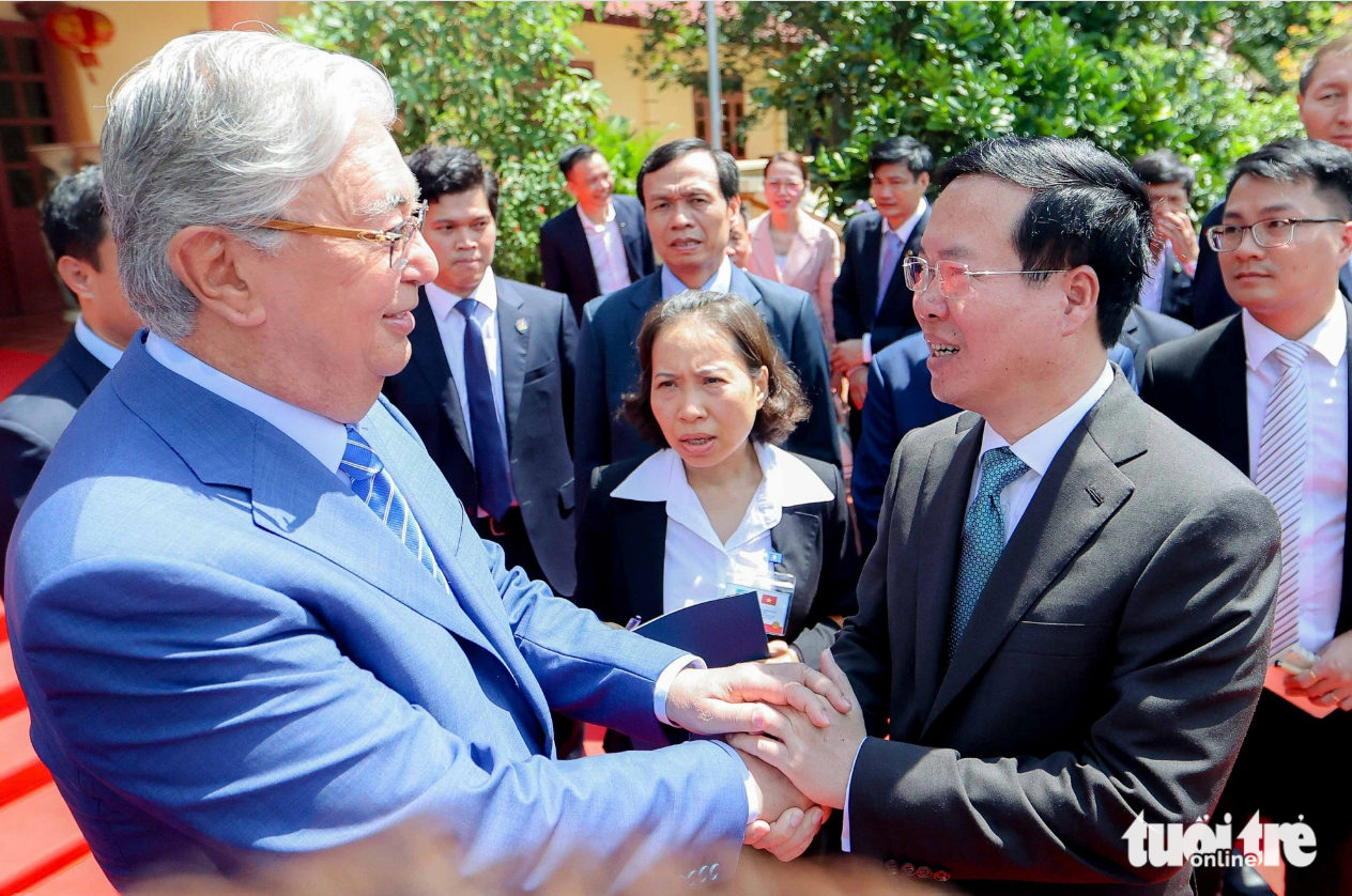 A picture shows President Thuong (R) seeing Kazakh President Tokayev off. Photo: Nguyen Khanh / Tuoi Tre