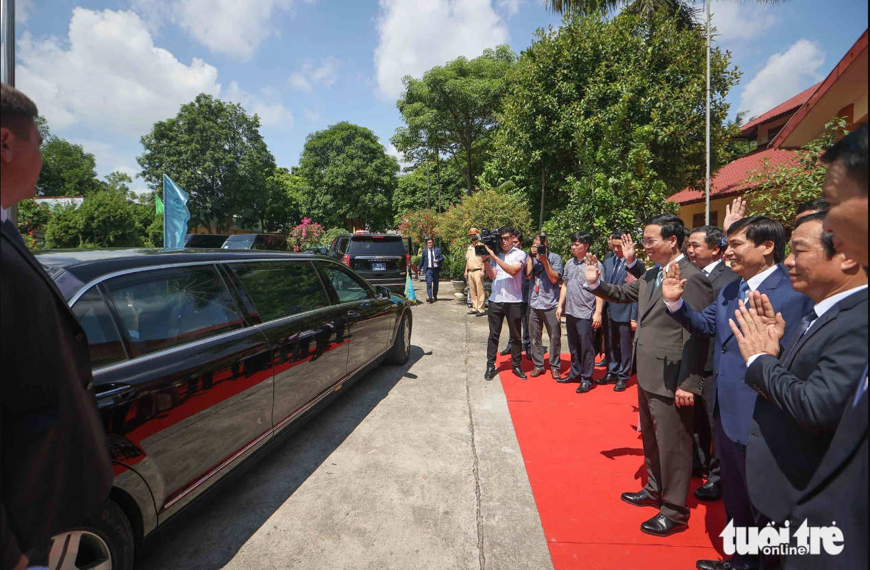 Top Vietnamese officials wave goodbye to Kazakh President Tokayev. Photo: Nguyen Khanh / Tuoi Tre