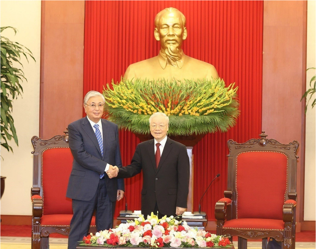 Kazakh President Kassym-Jomart Tokaye (L) shakes hands with Vietnam’s Party General Secretary Nguyen Phu Trong in Hanoi on August 21, 2023 during the former’s visit to Vietnam. Photo: VNA