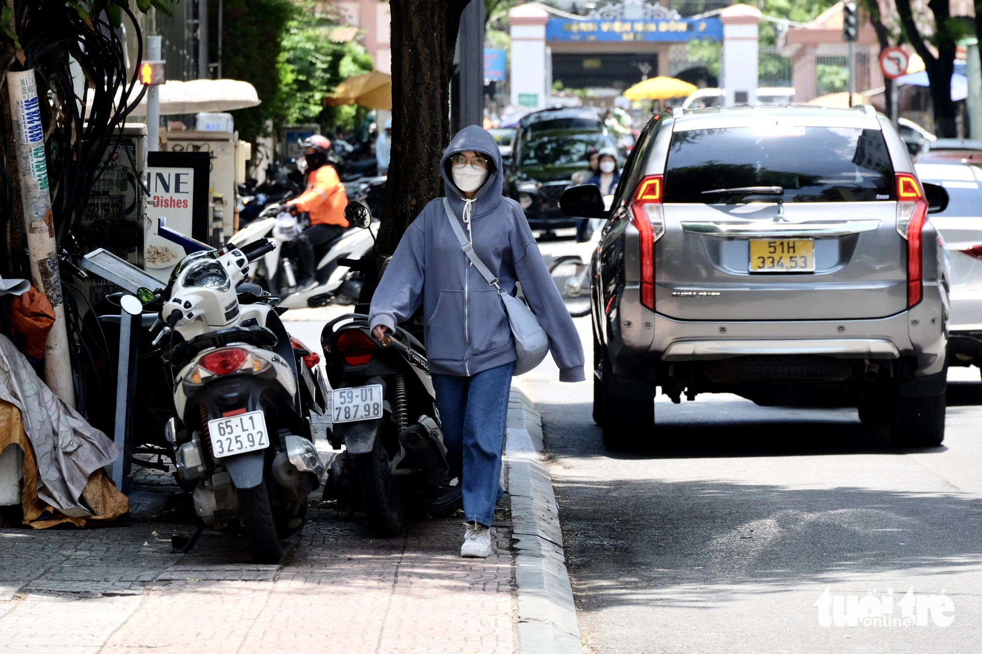 Vehicles are parked on the sidewalk and driving lanes on Thai Van Lung Street, August 22, 2023. Photo: Tuoi Tre