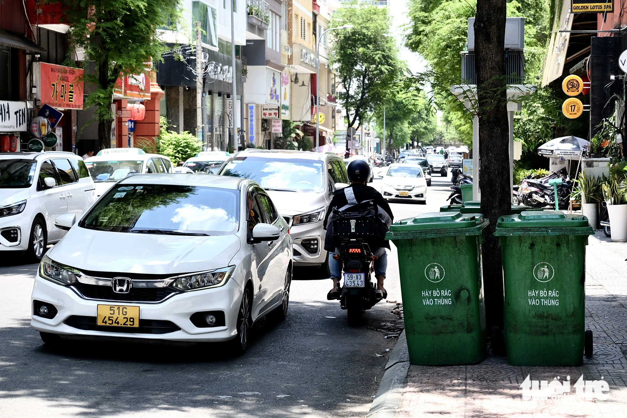 Vehicles travel on Thai Van Lung Street, August 22, 2023. Photo: Tuoi Tre