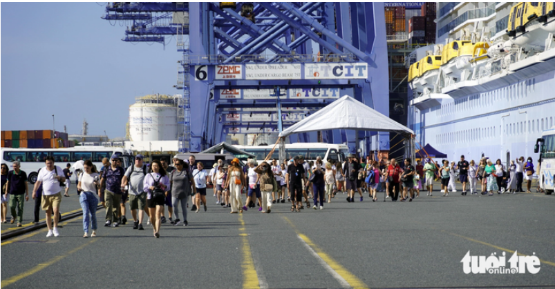 International passengers disembark the cruise ship to explore Ba Ria – Vung Tau Province. Photo: Dong Ha / Tuoi Tre