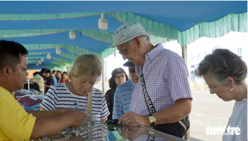 International visitors buy souvenirs at a local store. Photo: Dong Ha / Tuoi Tre