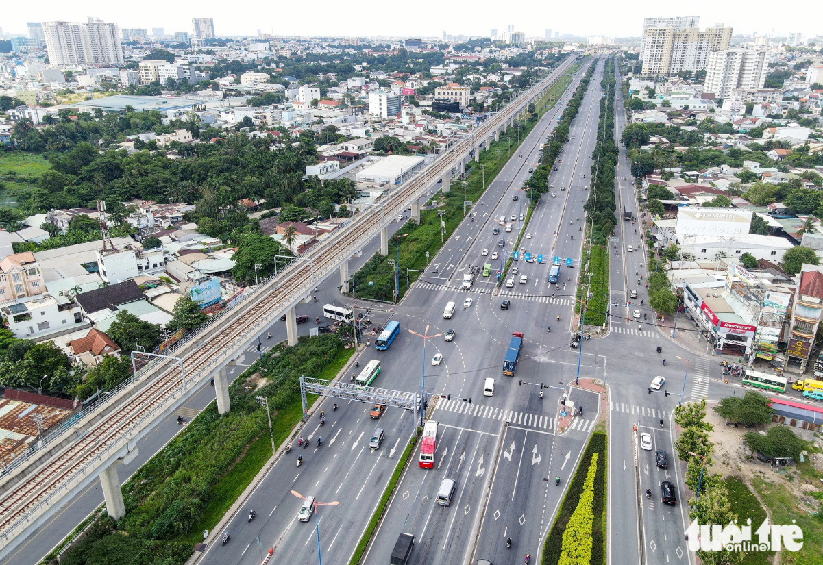 A section of Hanoi Highway is renamed Vo Nguyen Giap Street. Photo: Chau Tuan / Tuoi Tre