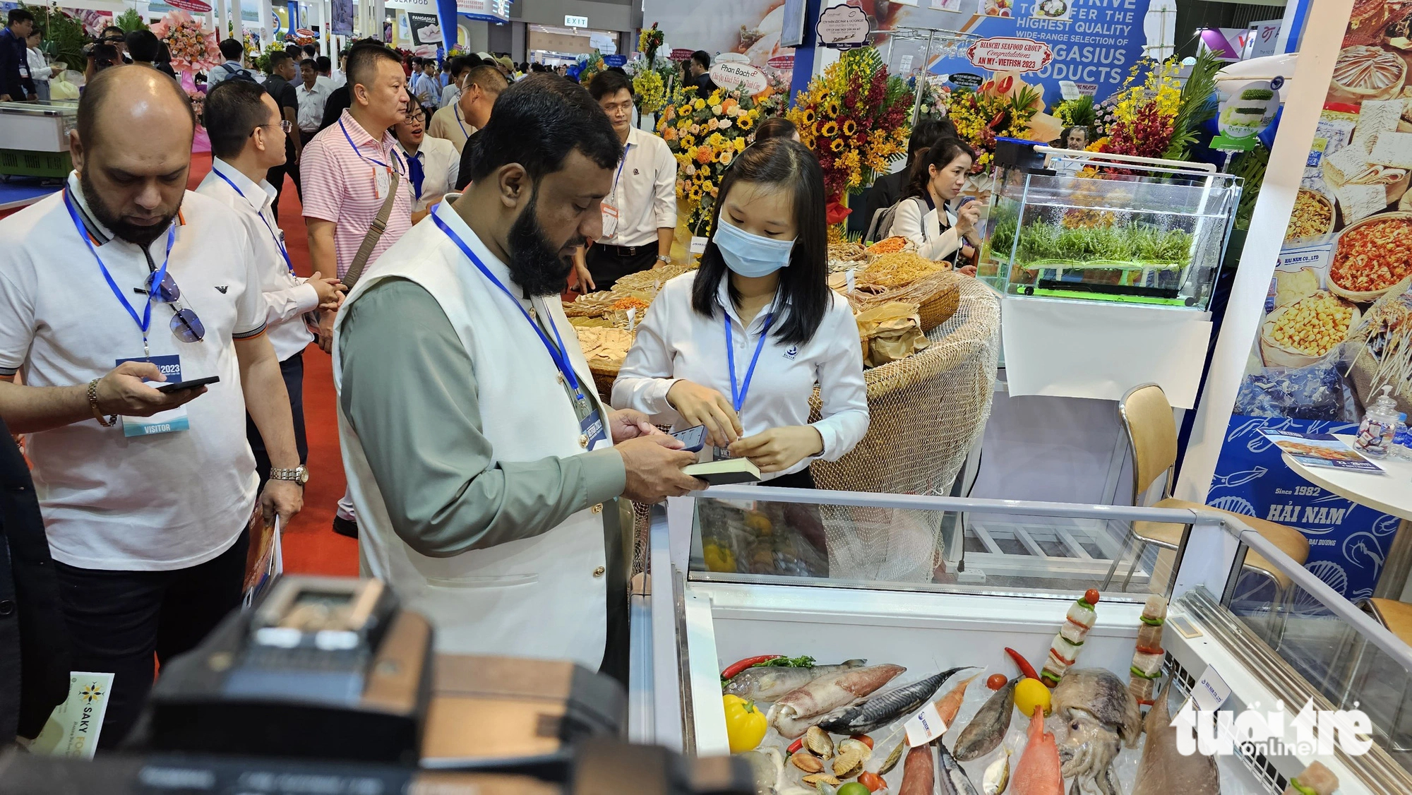 An Indian visitor comes to a booth run by a Vietnamese business at the Vietfish 2023 to discuss seafood import activities. Photo: N. Tri / Tuoi Tre