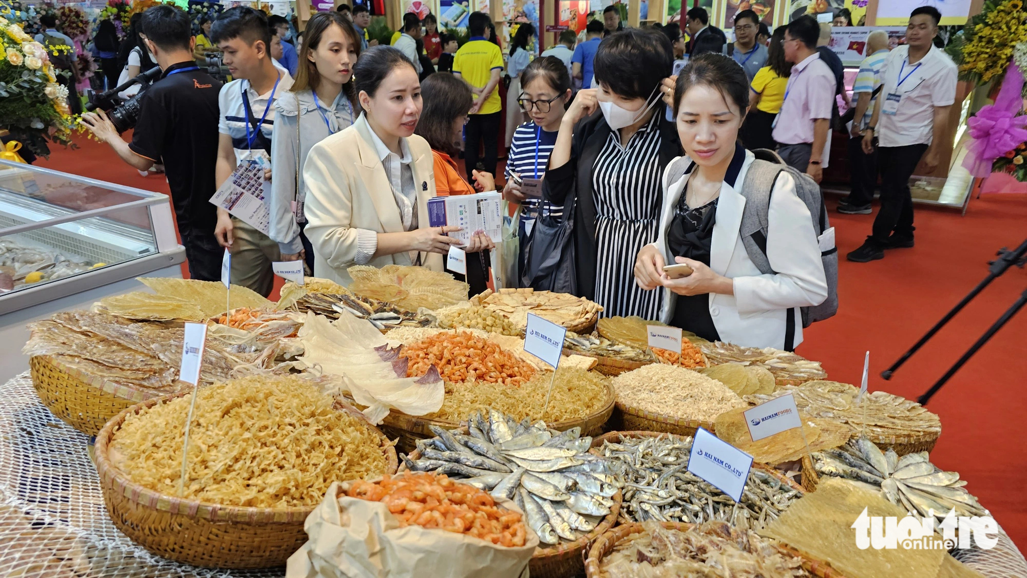 The trade show also features partly processed and refined seafood products, aside from fresh items. Photo: N. Tri / Tuoi Tre