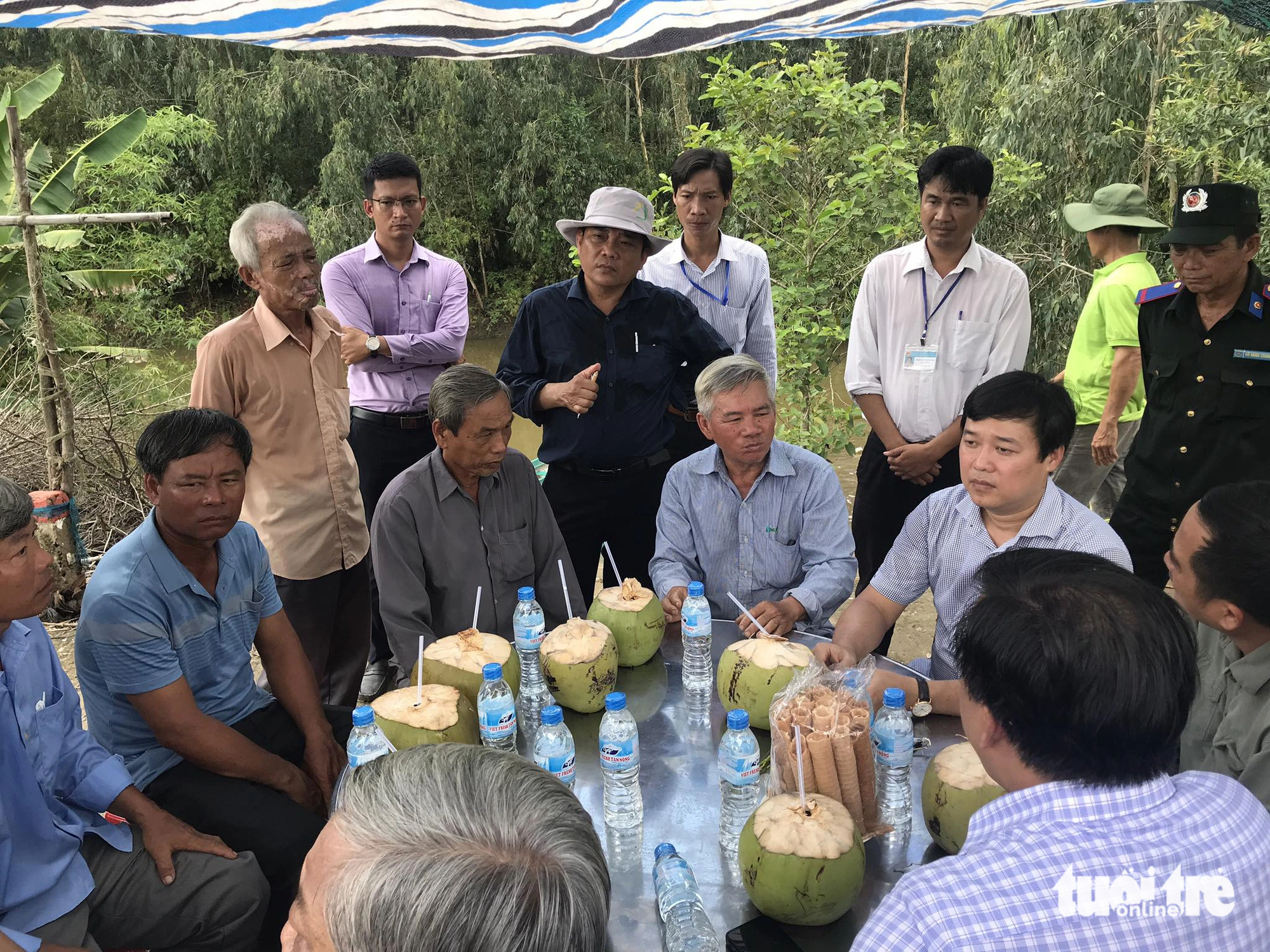 A delegation led by Le Quoc Phong, Party chief of the Party Committee in Dong Thap Province, southern Vietnam. Photo: Dang Tuyet / Tuoi Tre
