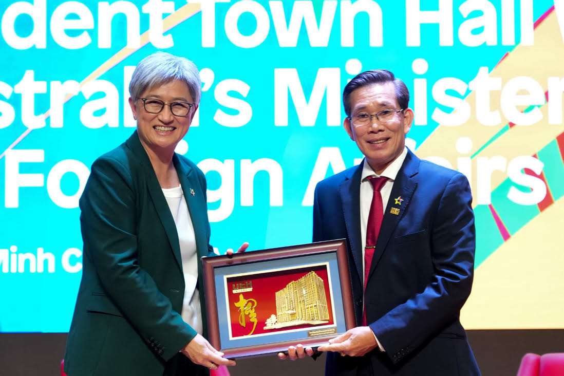 Australian foreign minister meets Vietnamese students, shares viewpoint on net-zero economy