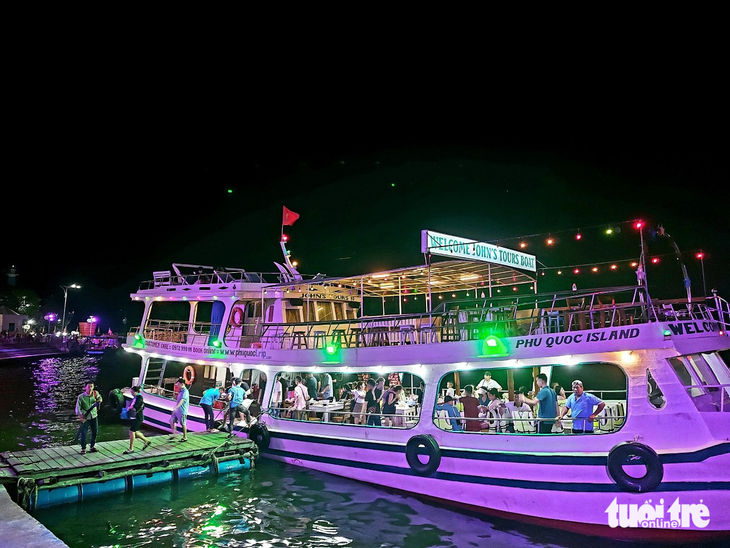 <em>Travelers on board a boat to visit Phu Quoc at night. Photo</em>: Chi Cong / Tuoi Tre