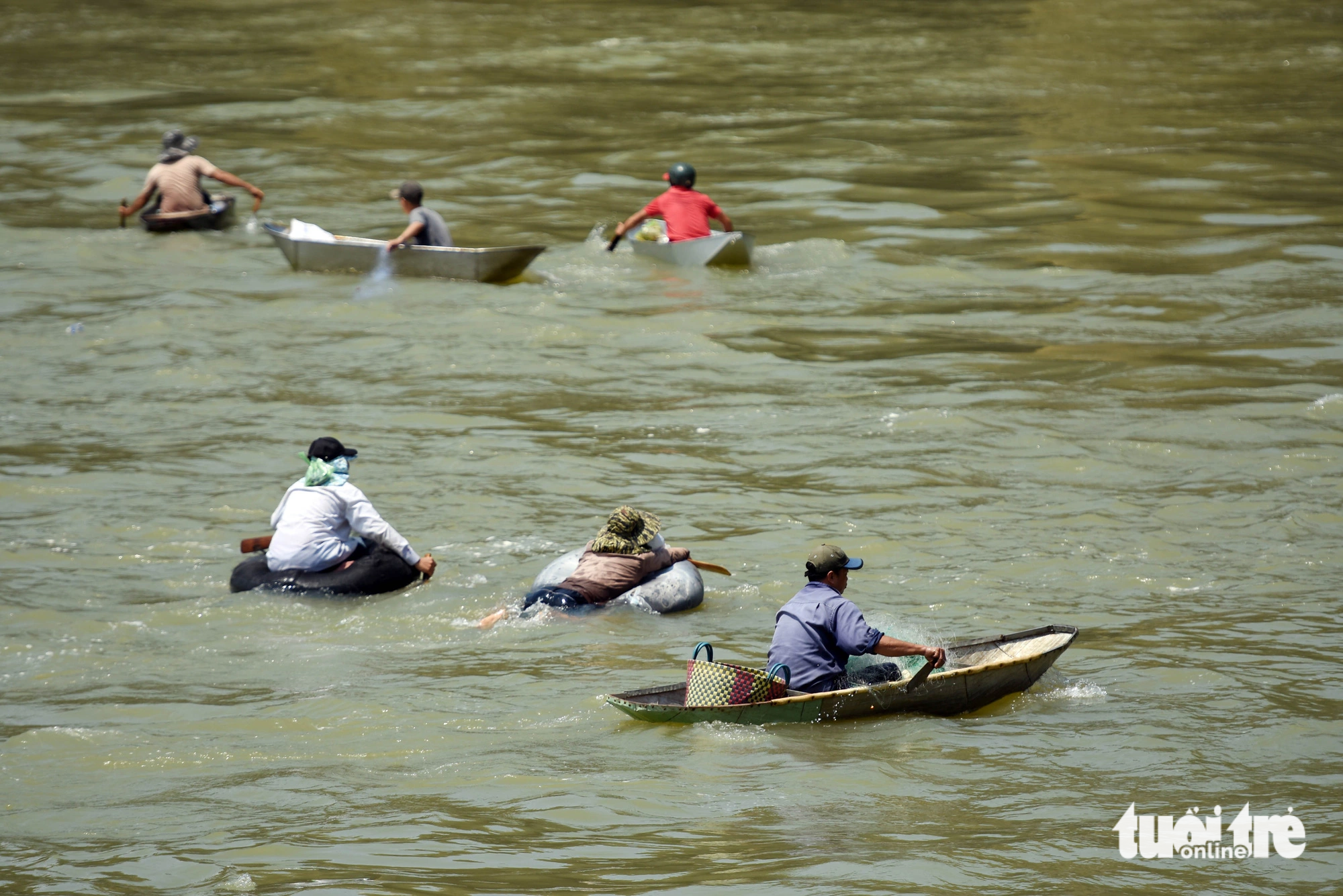 People catch fish at Tri An Hydropower Reservoir in Dong Nai Province, southern Vietnam, August 25, 2023. Photo: A Loc / Tuoi Tre
