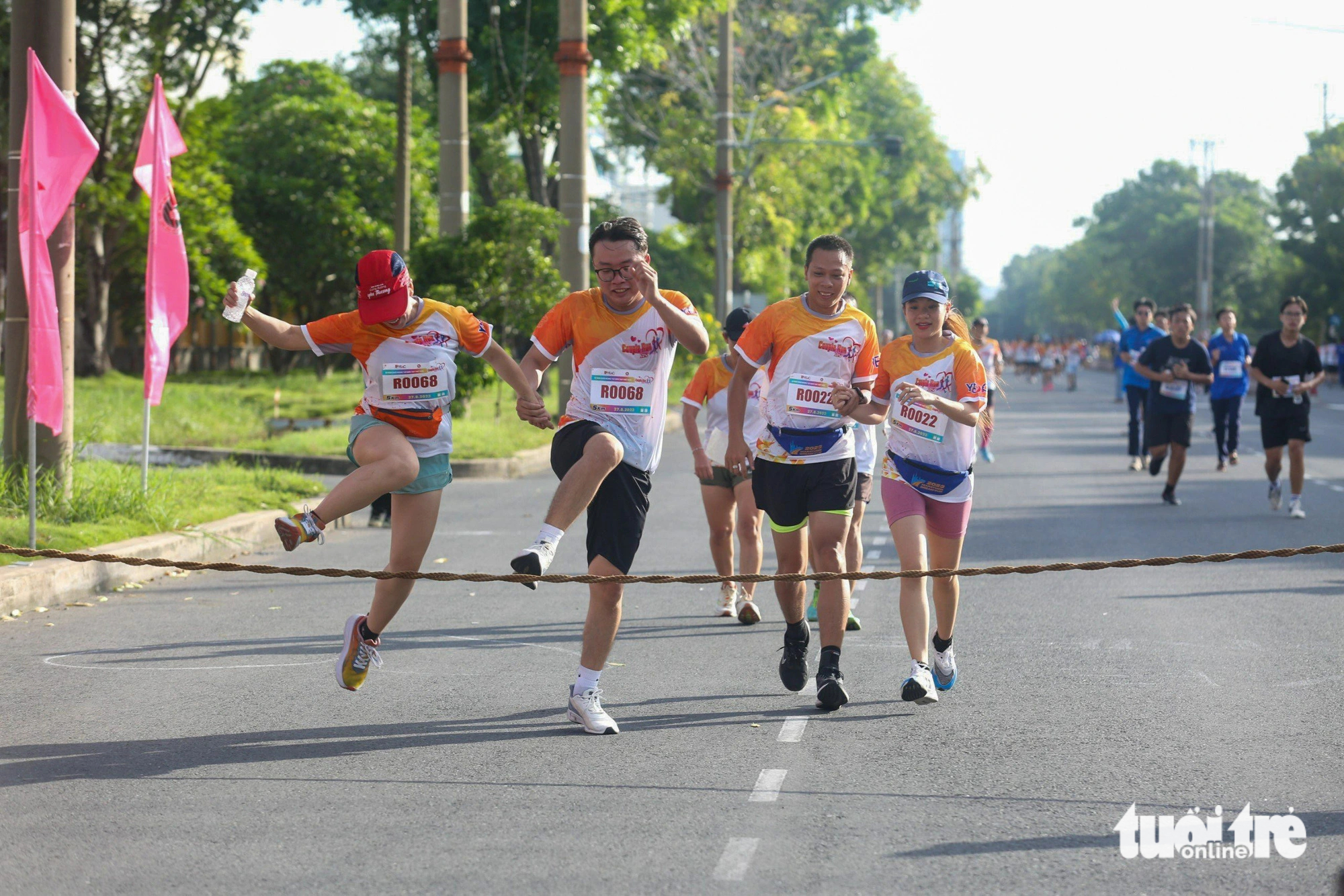 Couples overcome challenges in the race. Photo: Tuoi Tre