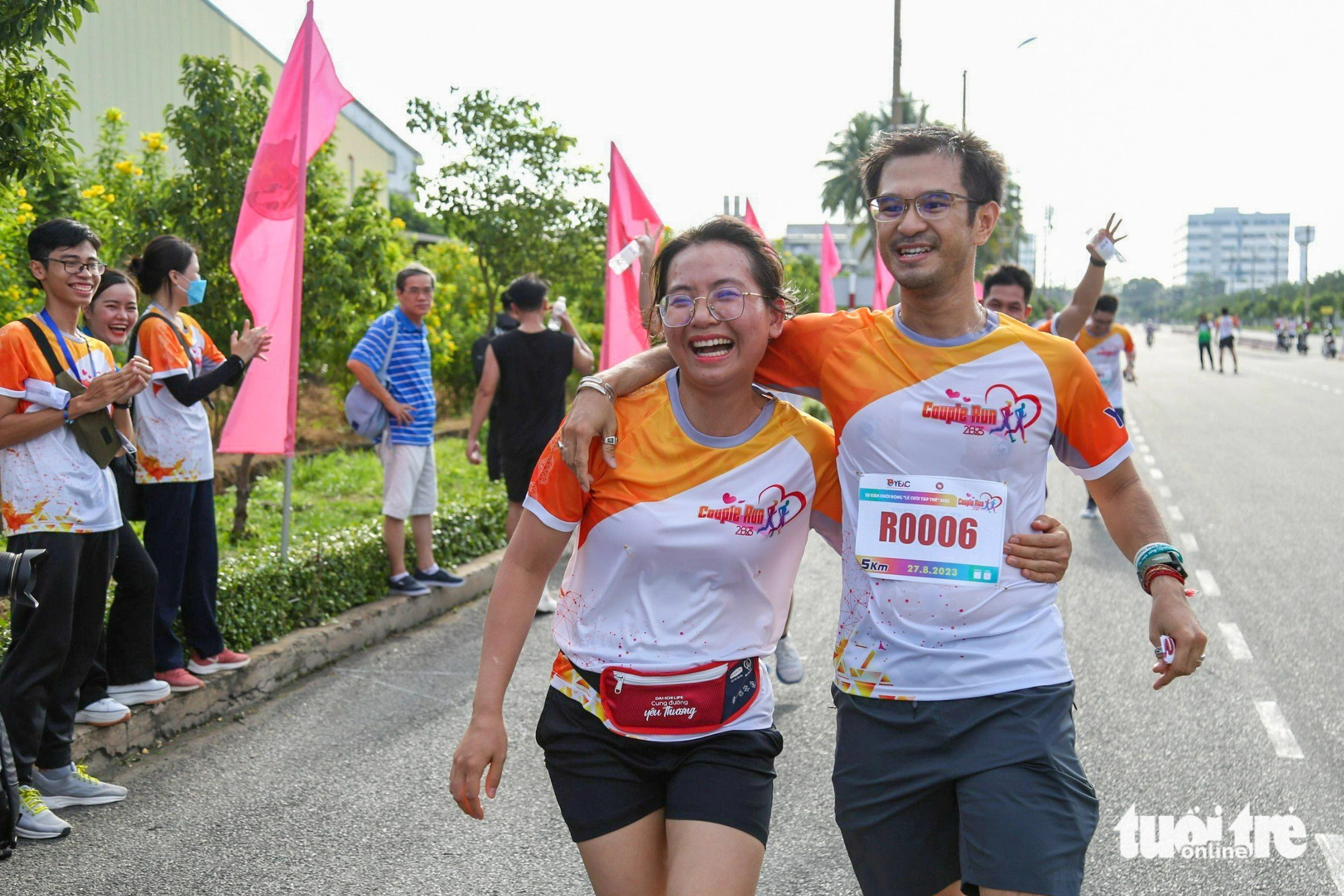 A couple finish a 5km-long race. Photo: Tuoi Tre