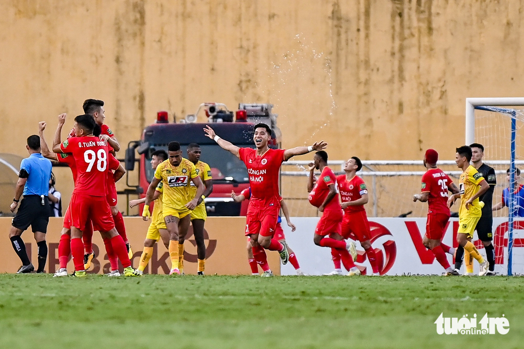 Cong An Hanoi FC players celebrate their goal during the V-League 1 2023 season’s last game against Thanh Hoa FC at Hang Day Stadium in Hanoi, August 27, 2023. Photo: Nam Tran / Tuoi Tre