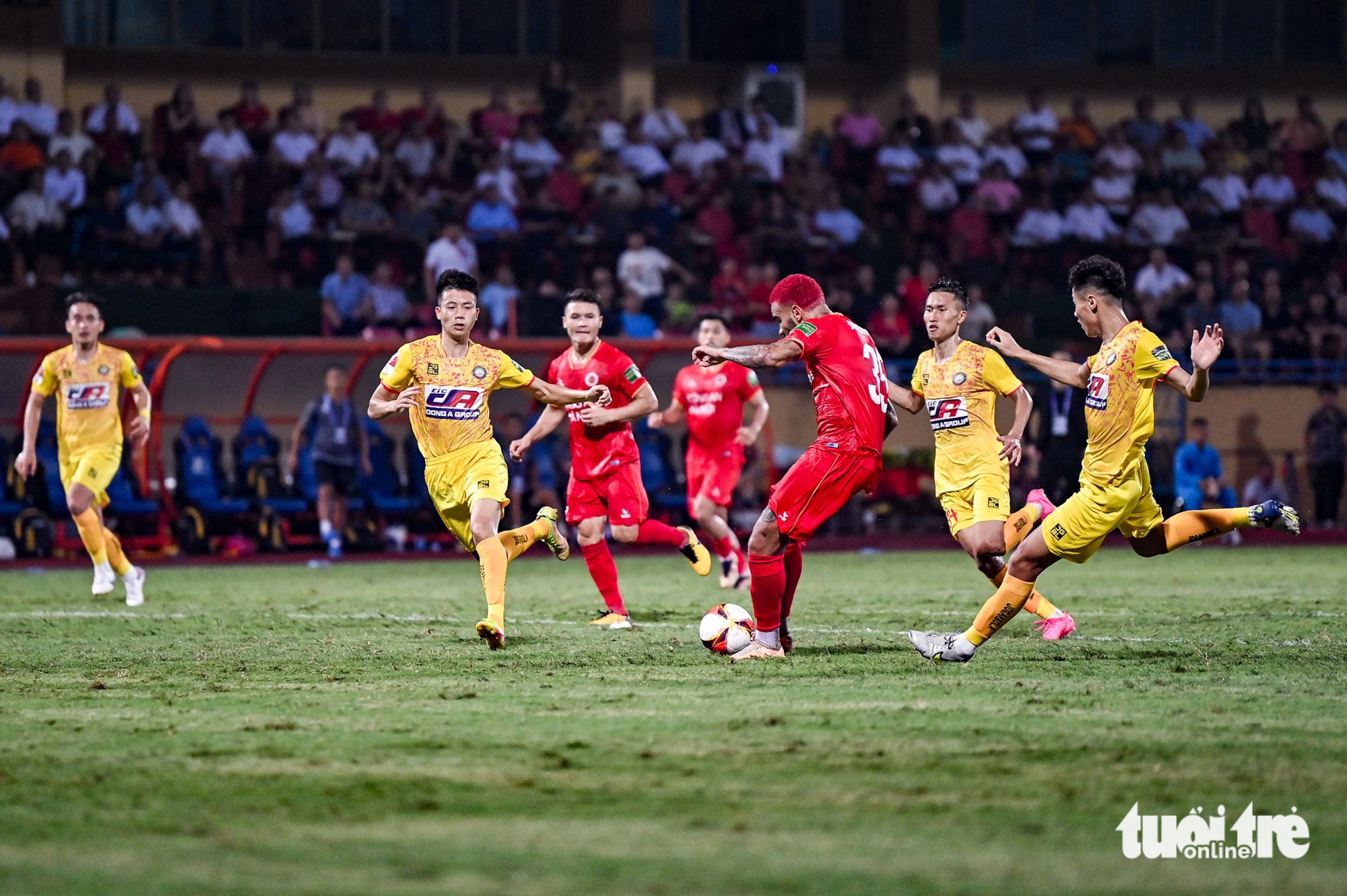 Cong An Hanoi FC (in red) and Thanh Hoa FC players in action during the V-League 1 2023 season’s last game at Hang Day Stadium in Hanoi, August 27, 2023. Photo: Nam Tran / Tuoi Tre