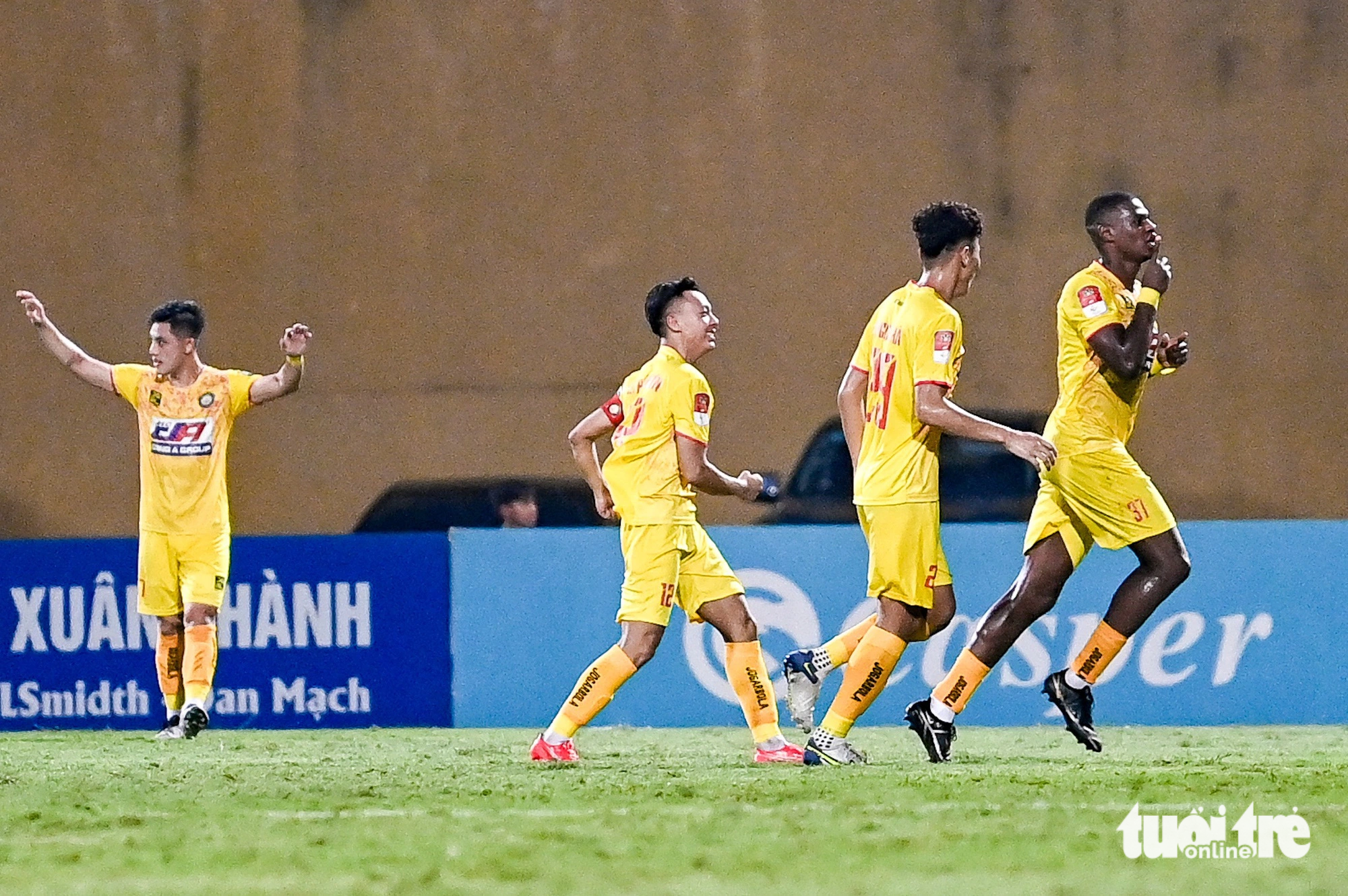 Thanh Hoa FC players celebrate their goal during the V-League 1 2023 season’s last game against Cong An Hanoi FC at Hang Day Stadium in Hanoi, August 27, 2023. Photo: Nam Tran / Tuoi Tre