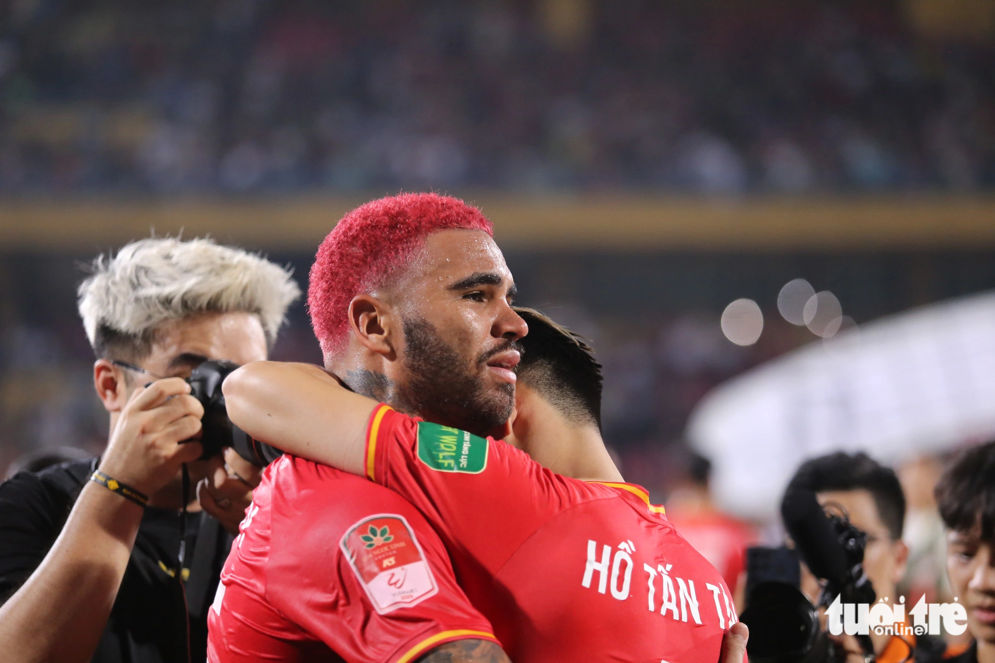 Cong An Hanoi FC’s Jhon Cley gives Ho Tan Tai a hug after winning the V-League 1 2023 at Hang Day Stadium in Hanoi, August 27, 2023. Photo: Nam Tran / Tuoi Tre