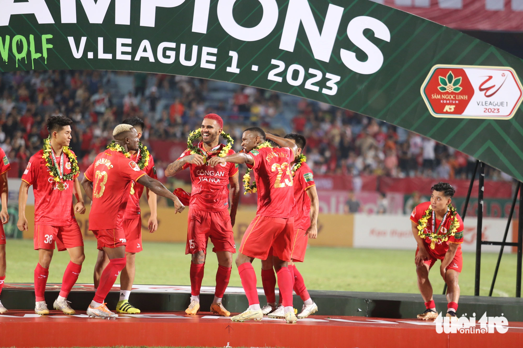 Cong An Hanoi FC players celebrate after winning the V-League 1 2023 at Hang Day Stadium in Hanoi, August 27, 2023. Photo: Nam Tran / Tuoi Tre