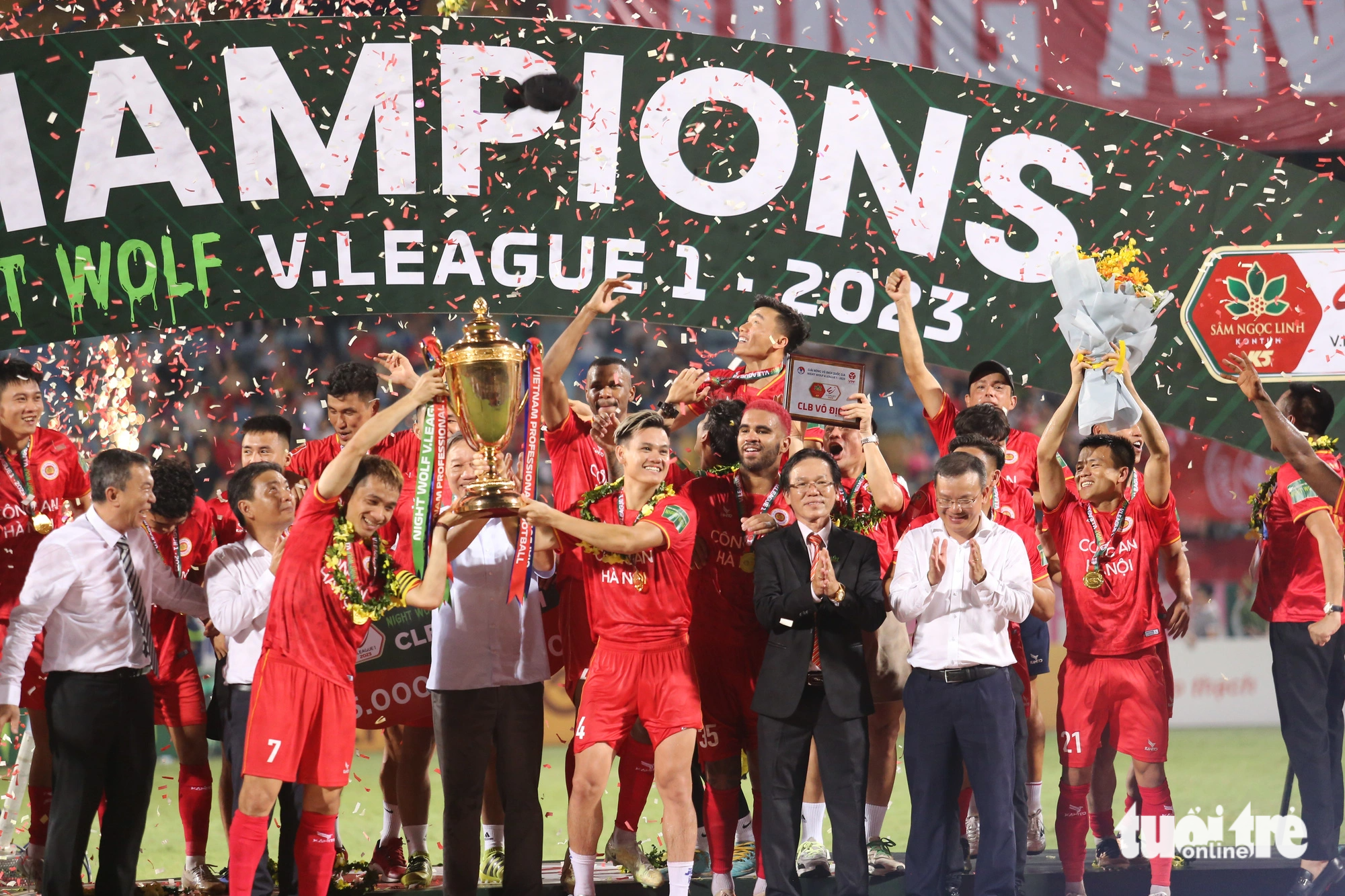 Cong An Hanoi FC players celebrate with the trophy after winning the V-League 1 2023 at Hang Day Stadium in Hanoi, August 27, 2023. Photo: Nam Tran / Tuoi Tre