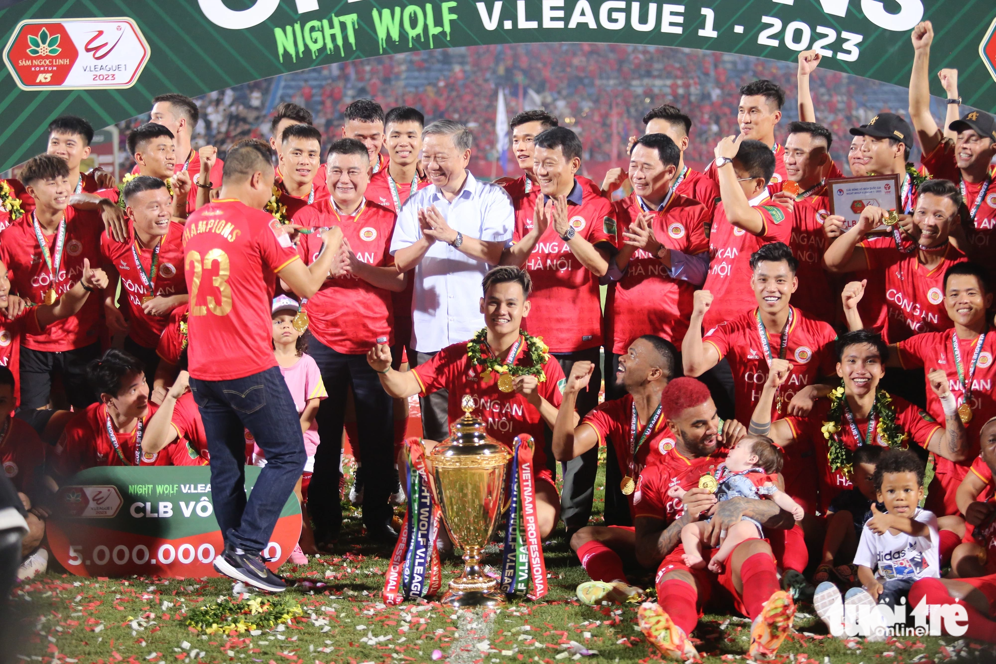 Cong An Hanoi FC players take a photo with General To Lam (in white shirt), Minister of Public Security, after winning the V-League 1 2023 at Hang Day Stadium in Hanoi, August 27, 2023. Photo: Nam Tran / Tuoi Tre