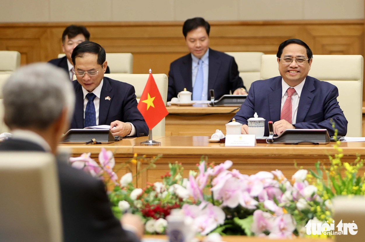 Prime Minister Pham Minh Chinh (L) suggests boosting cooperation in culture exchange between Vietnam and Singapore. Photo: Nguyen Khanh / Tuoi Tre