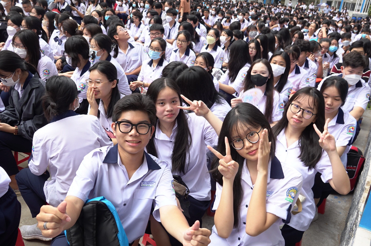 Students at Bui Thi Xuan High School in District 1, Ho Chi Minh City pose for a photo on their first day of the new school year on August 28, 2023. Photo: Nhu Hung / Tuoi Tre