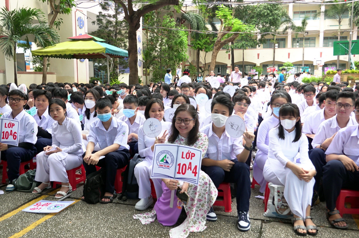 A teacher and her students at Luong The Vinh High School in District 1 pose for a photo. Photo: Nhu Hung / Tuoi Tre