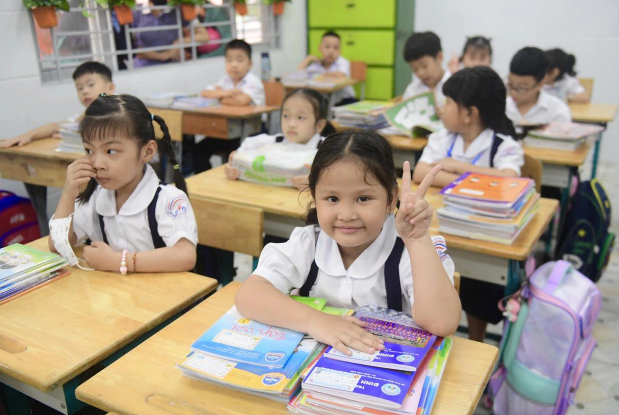 A first grader at Dinh Tien Hoang Elementary School in Thu Duc City. Photo: Quang Dinh / Tuoi Tre
