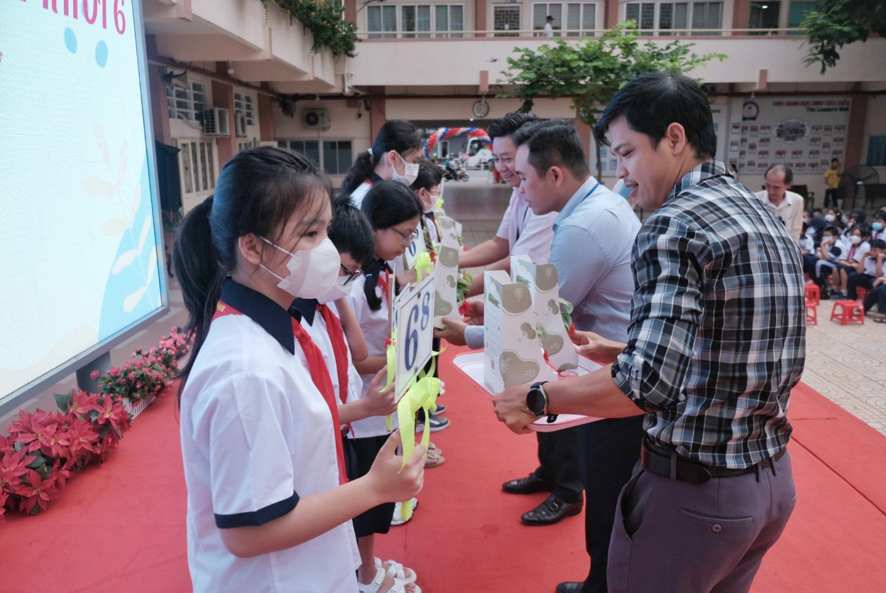 Teachers give seedlings to sixth graders at Minh Duc Middle School in District 1 on their first day of the new school year on August 28, 2023. Photo: Ngoc Phuong / Tuoi Tre
