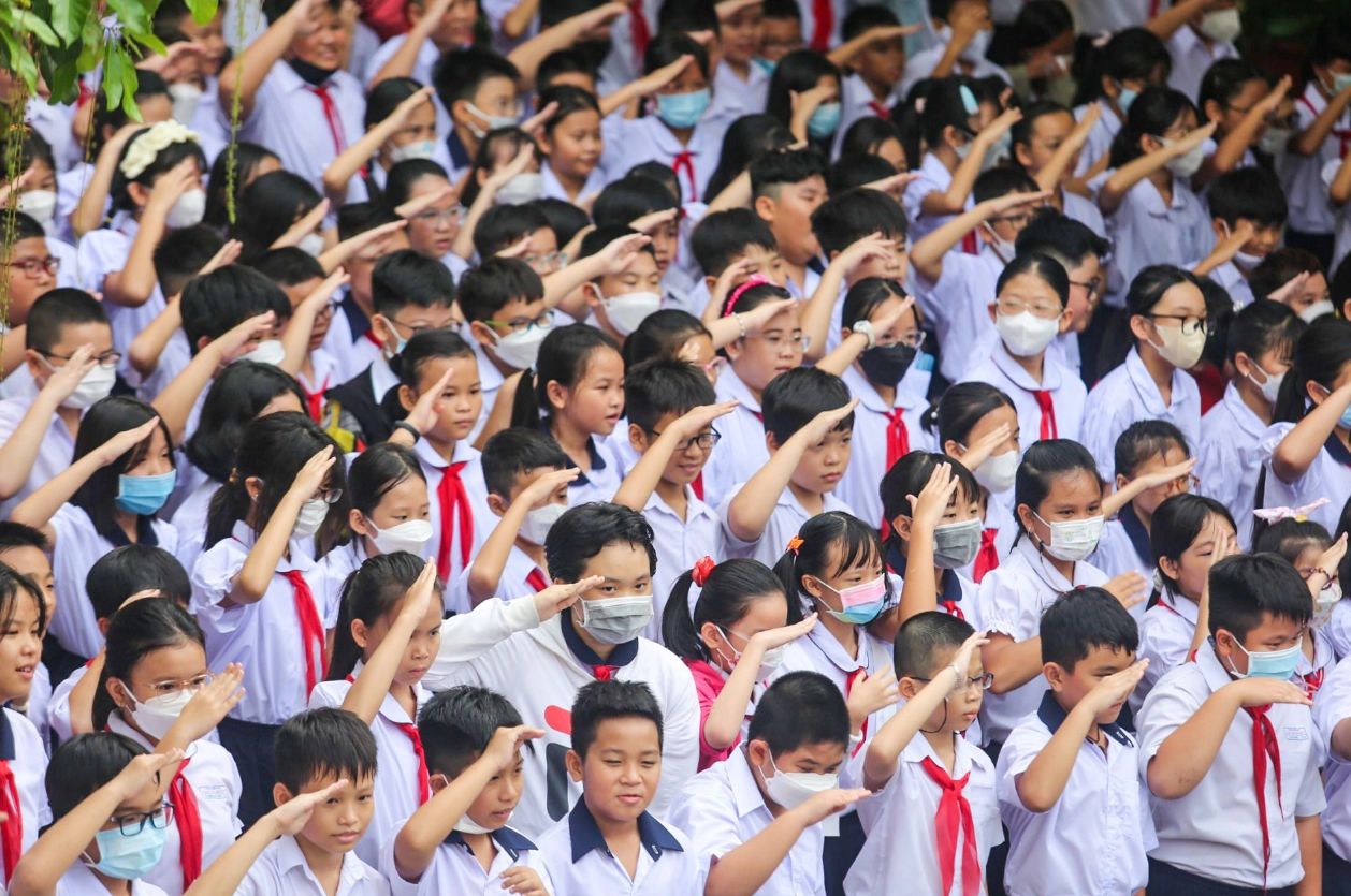 Students at Cao Ba Quat Elementary School in Phu Nhuan District attend a flag-raising ceremony on August 28, 2023. Photo: Phuong Quyen / Tuoi Tre