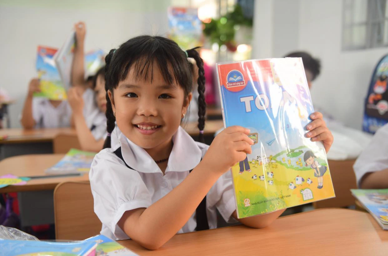 My Anh, a first grader at Dinh Tien Hoang Elementary School in Thu Duc City, is excited on her first day of the new school year on August 28, 2023. Photo: Quang Dinh / Tuoi Tre