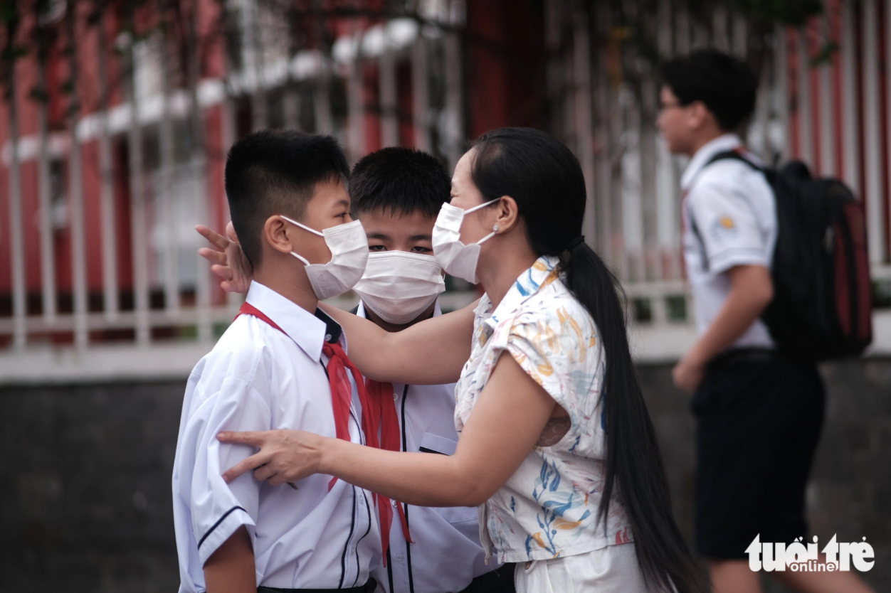 Ngoc Anh encourages her son to enter school. Photo: Ngoc Phuong / Tuoi Tre