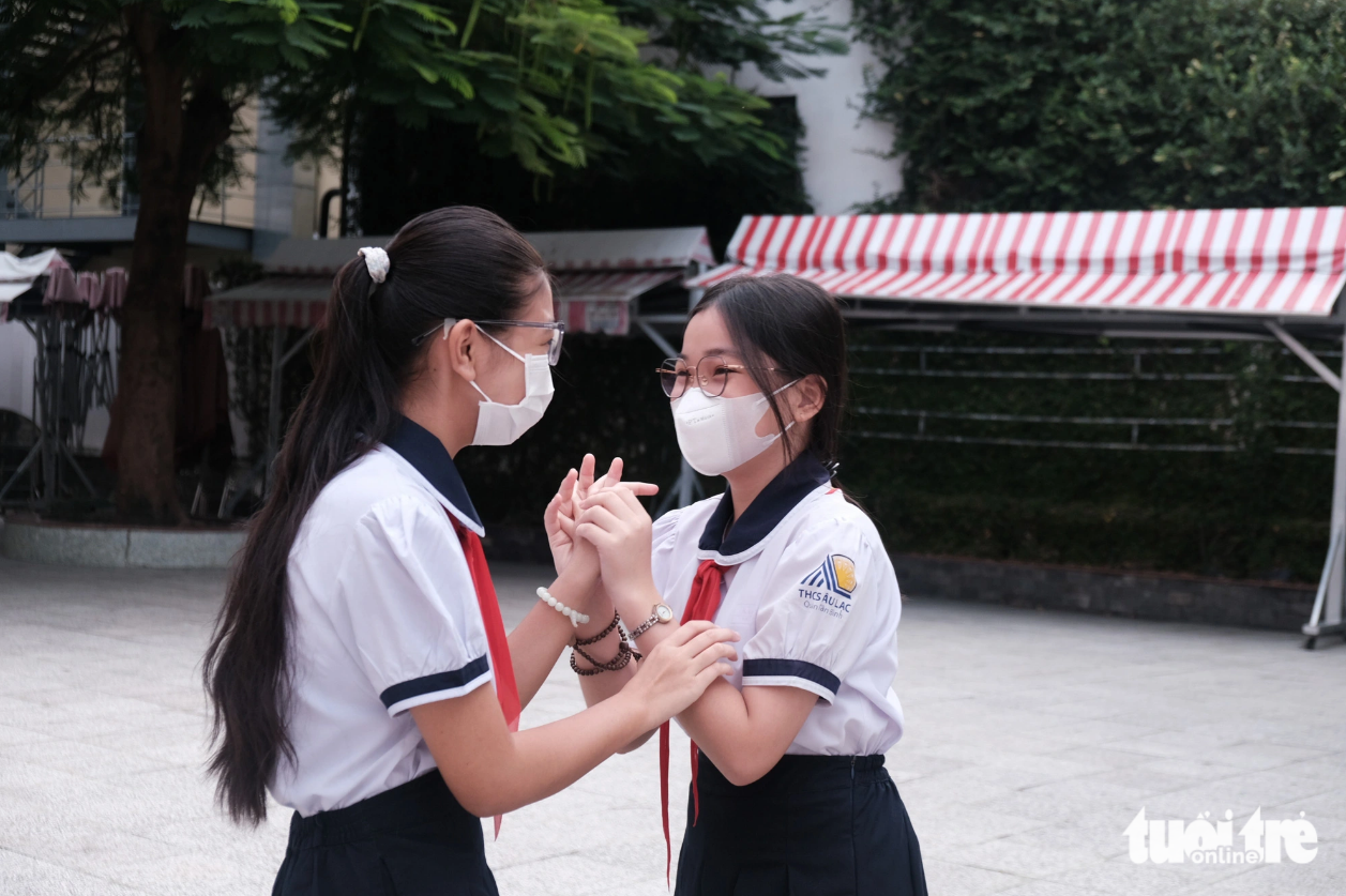 Two students are eager to see each other again. Photo: Ngoc Phuong / Tuoi Tre