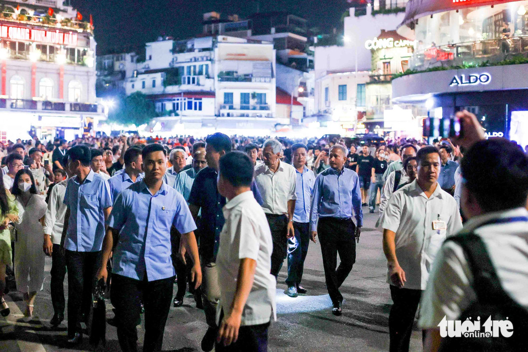 PM Lee Hsien Loong and other Singaporean officials walk on a pedestrian street in the Hoan Kiem Lake area in Hoan Kiem District, Hanoi, on the evening of August 27, 2023. Photo: Nguyen Khanh / Tuoi Tre