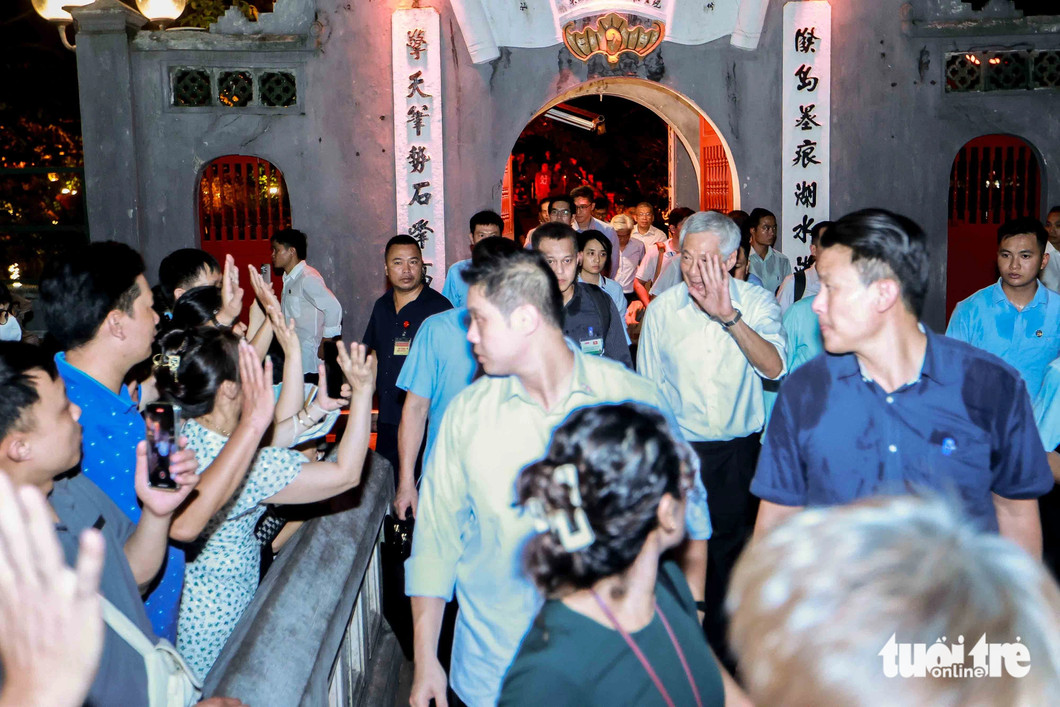 Prime Minister Lee Hsien Loong smiles and waves to the people of Hanoi during his visit to Ngoc Son Temple in Hanoi on the evening of August 27, 2023. Photo: Nguyen Khanh / Tuoi Tre