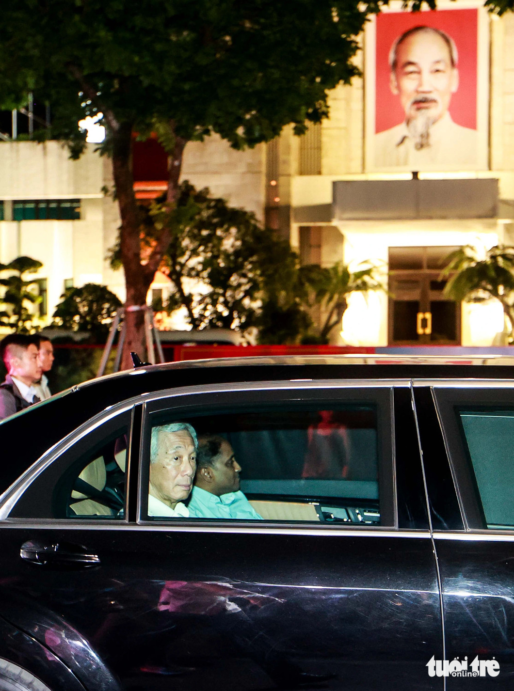 Prime Minister Lee Hsien Loong leaves Ngoc Son Temple in a car, passing by the office of the Hanoi People’s Committee on the evening of August 27, 2023.  Photo: Nguyen Khanh / Tuoi Tre