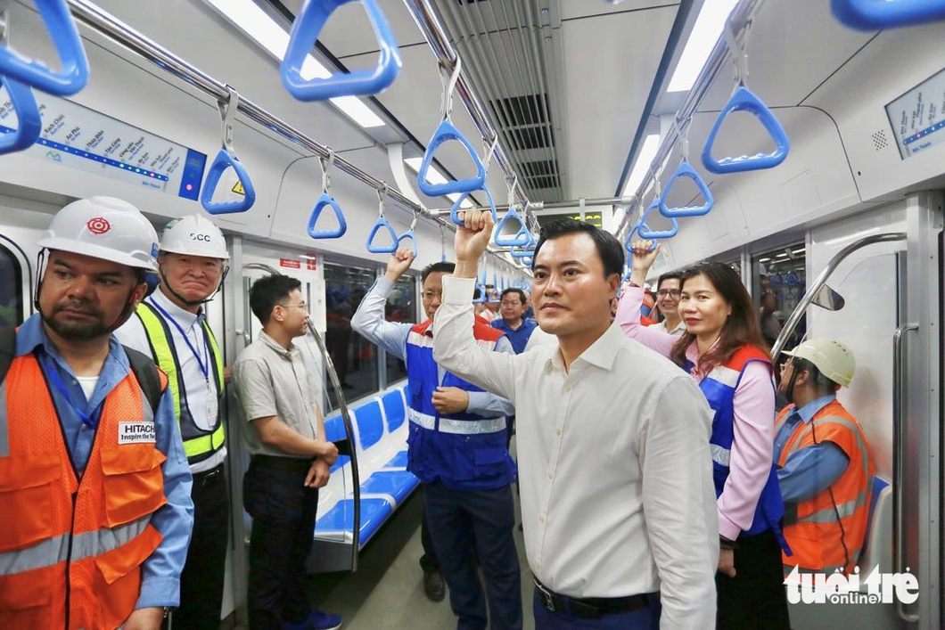 Bui Xuan Cuong (in white shirt), vice chairman of the Ho Chi Minh City People’s Committee, joins the first test run of the first metro line on the entire route. Photo: Chau Tuan / Tuoi Tre