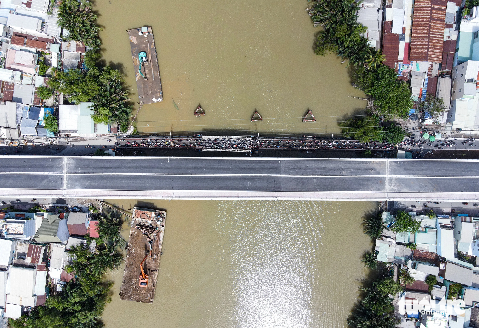 The Ho Chi Minh City People’s Committee approved the new Long Kieng Bridge project in 2001. The 318-meter-long bridge project with two approaching roads measuring 661 meters in length requires an estimated investment of VND589 billion (US$24.3 million).