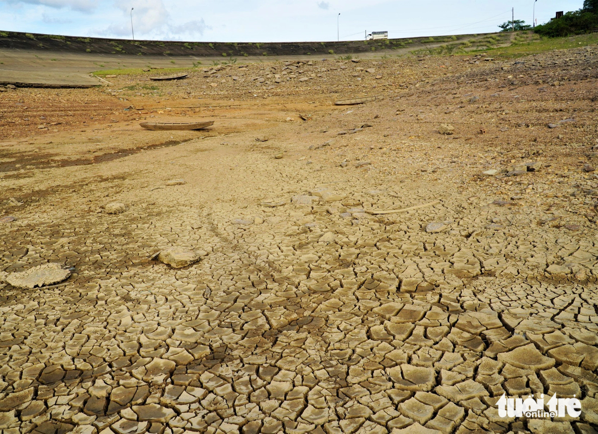 The dried-up Ke Go irrigation dam. Photo: Le Minh / Tuoi Tre