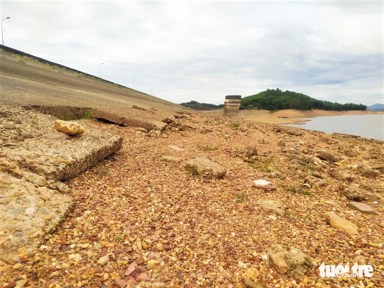 The critically-low water levels also make an aging dyke of the Ke Go reservoir visible. Photo: Le Minh / Tuoi Tre