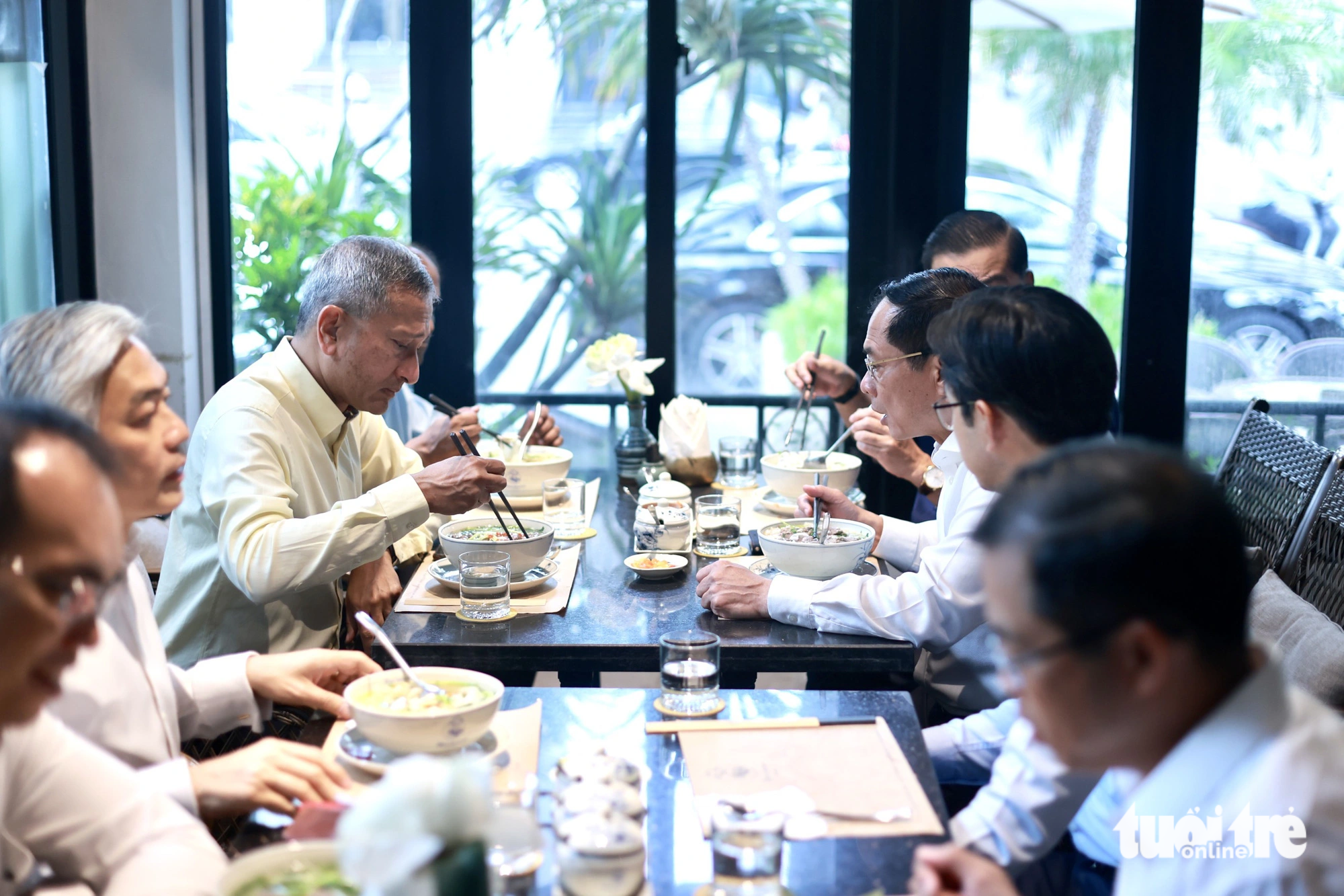 Singaporean Minister of Foreign Affairs Vivian Balakrishnan (in the beige shirt) and his Vietnamese counterpart Bui Thanh Son (opposite) enjoy a meal of ‘pho’ at a restaurant in Hanoi, August 29, 2023. Photo: Nguyen Khanh / Tuoi Tre