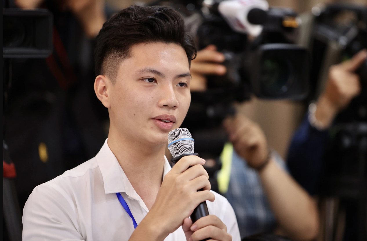 A student at the Vietnam National University-Hanoi puts a question to the prime ministers of Vietnam and Singapore. Photo: Nguyen Khanh / Tuoi Tre