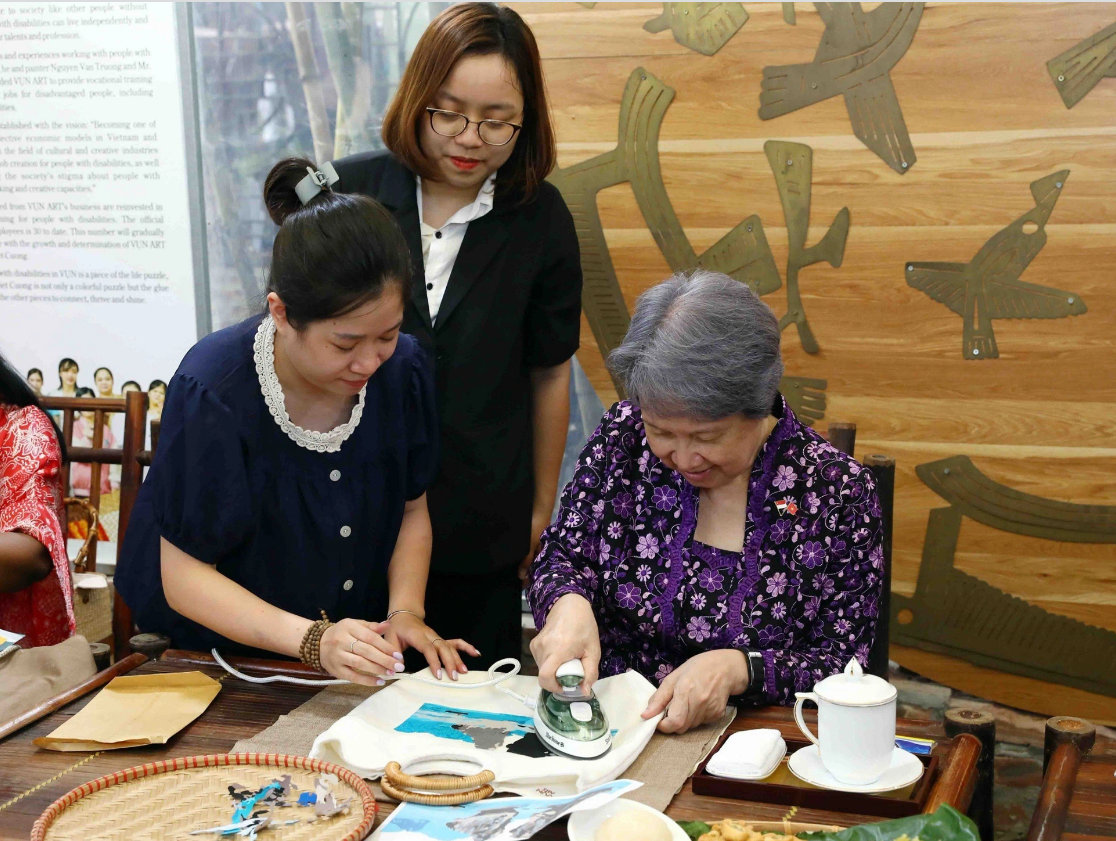 Singaporean Prime Minister Lee Hsien Loong’s spouse Ho Ching is ironing a picture about Ha Long Bay, a popular destination in Vietnam. Photo: Vietnam News Agency